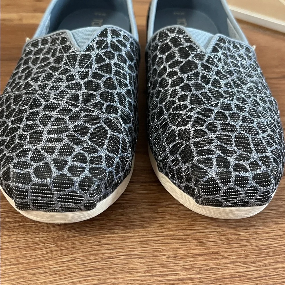 TOMS Women's Black and Silver Patterned Flats